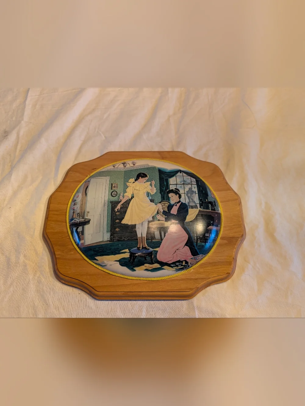 2/40$ Vintage Yellow & Pink Mother and Daughter Wall Plaque - Picture 1 of 6